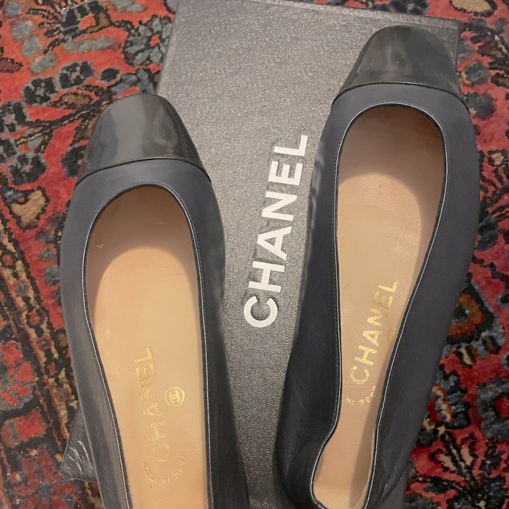 RARE vintage Chanel leather box toe flats. Navy leather with patent leather toe.